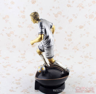 成德居樹(shù)脂工藝品 銀色人物踢球造型獎(jiǎng)杯擺件，專(zhuān)業(yè)定制與批發(fā)服務(wù)